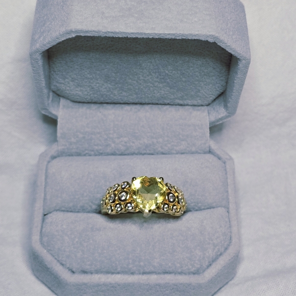 Elegant Gold and Yellow Gemstone Ring - Picture 1 of 1
